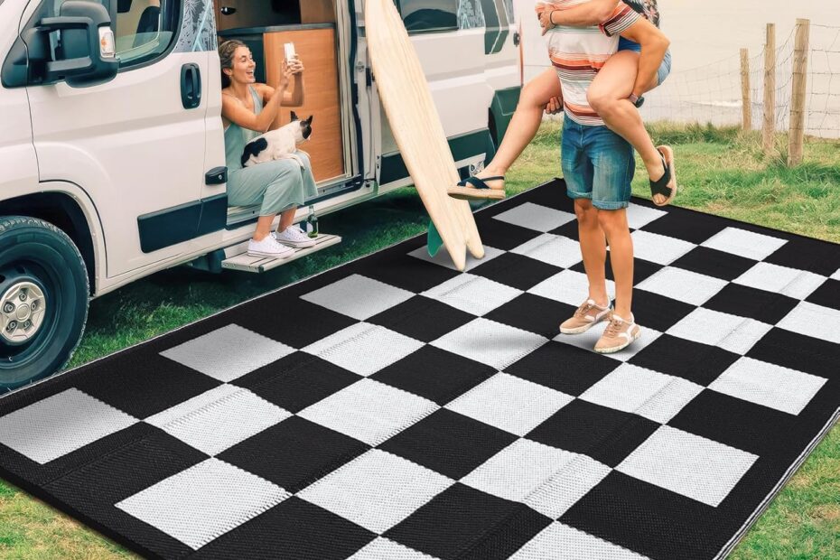 Transform Your Outdoor Space with the GarveeHome Waterproof Checkboard Rug!