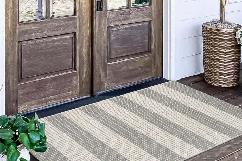 Step Up Your Welcome with the LEEVAN Striped Door Mat: Stylish & Washable!
