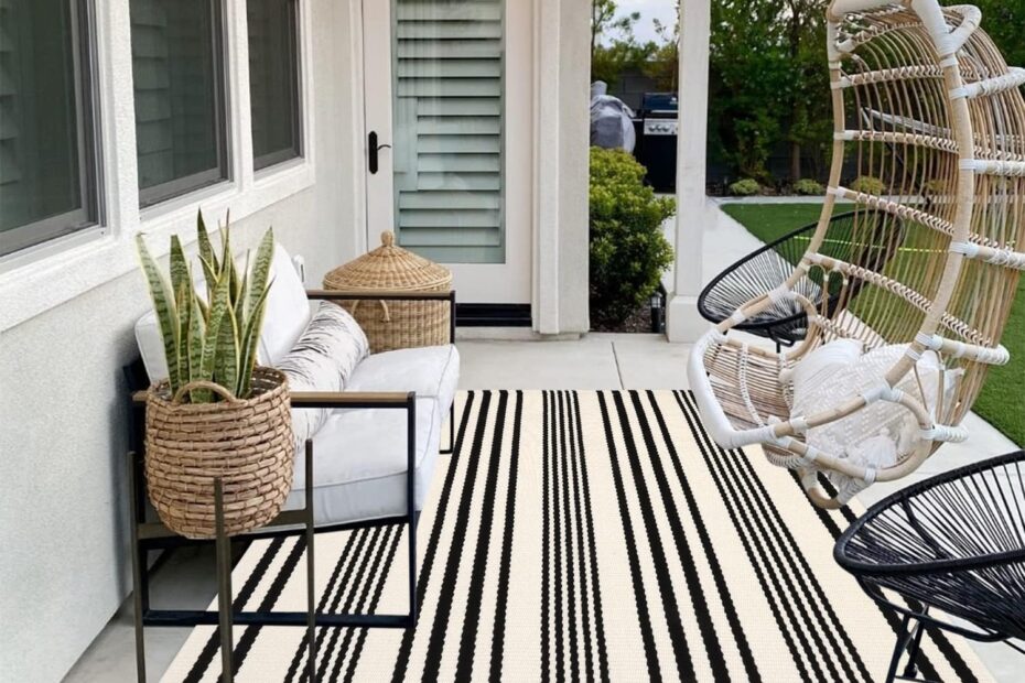 Transform Your Space with the Stylish Black and White Reversible Rug!